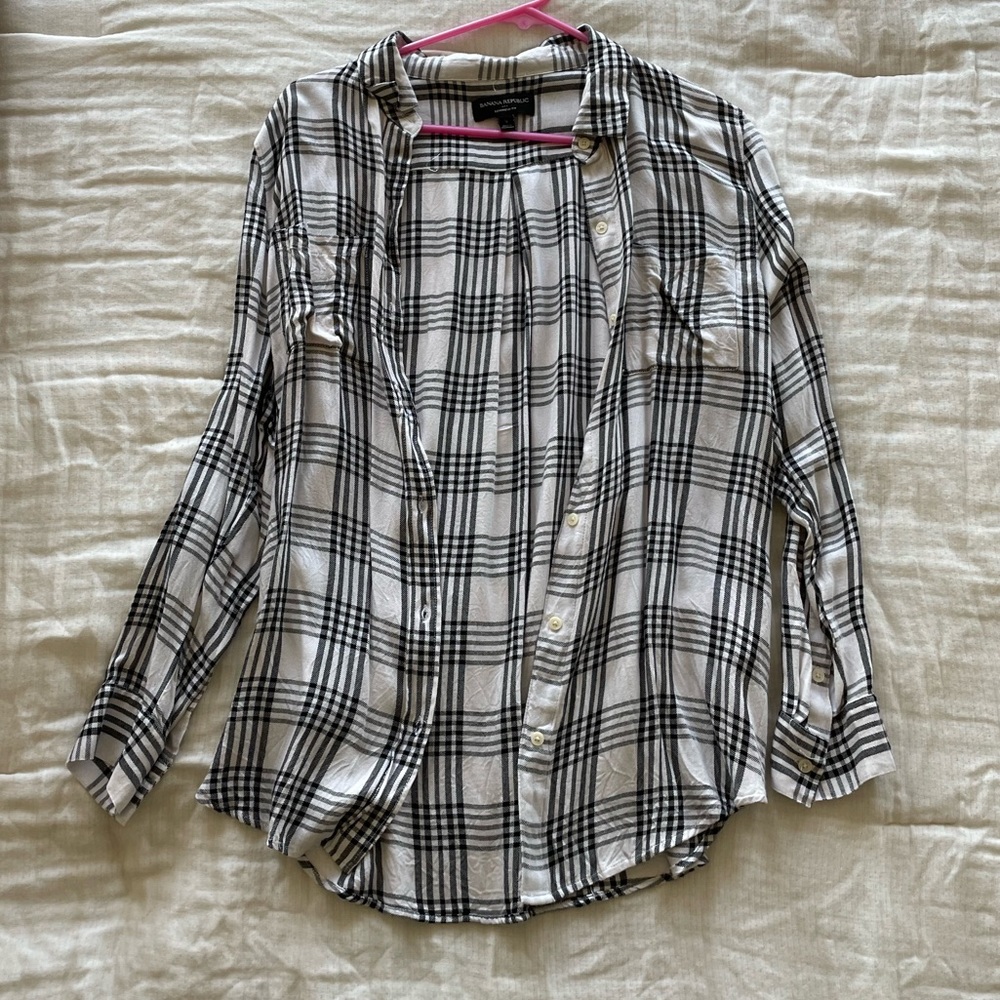 Banana Republic boyfriend fitted black and white soft plaid shirt.
